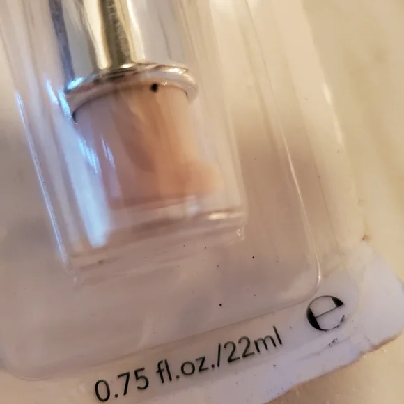 Revlon Candid Foundation - Picture 3 of 6